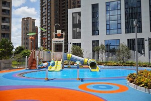 Una piscina al aire libre de temporada, sombrillas