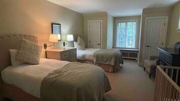 4 bedrooms, iron/ironing board, free WiFi, bed sheets