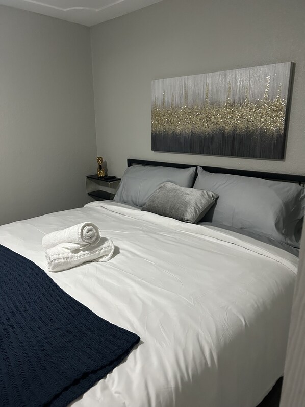 2 عدّة غرف نوم ومكواة/لوح كي وواي فاي مجانًا وملاءات أسرّة