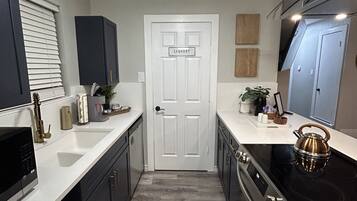 Frigorifero, microonde, forno, piano cottura