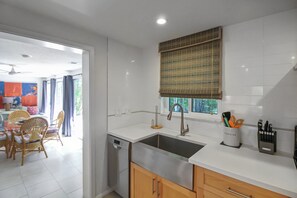 Wasserkocher mit Kaffee-/Teezubehör, Kühlschrank, Mikrowelle, Ofen