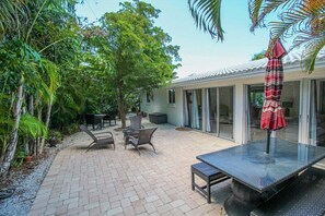 Outdoor dining - Zen 2/2 home 10 min from Siesta Key - Palm Garden (Sarasota)