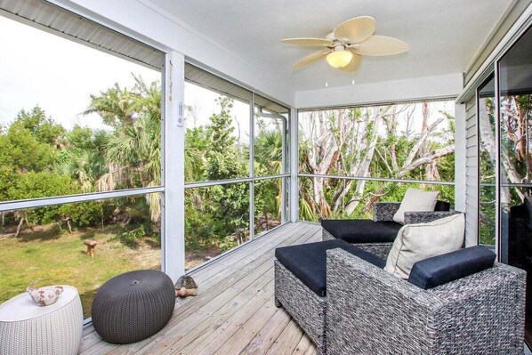 Terrace/patio - Charming Sanibel Island Home Minutes From The Beach - Catch of the Day (Sanibel)
