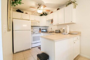 Fridge, microwave, oven, stovetop - Charming lakefront condo located in the desirable community of Palm Aire - Golfers Little Getaway (Sarasota)