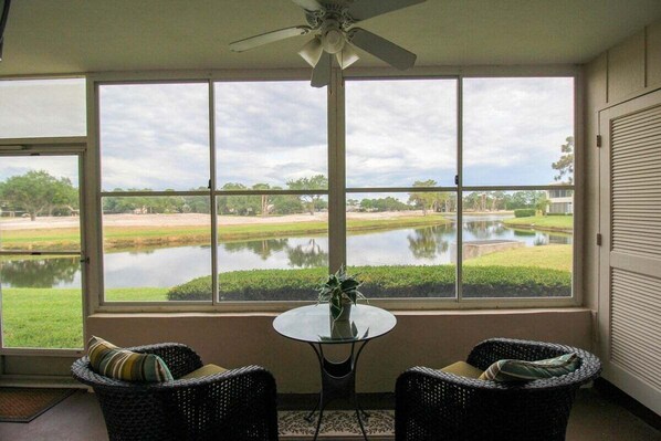 Interior - Charming lakefront condo located in the desirable community of Palm Aire - Golfers Little Getaway (Sarasota)