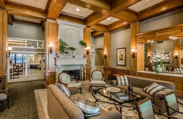 Smart TV - Magnificent 2 BR Lakefront Condo in Heritage Oaks - Tranquil Waters (Sarasota)