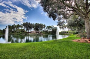 Property grounds - Magnificent 2 BR Lakefront Condo in Heritage Oaks - Tranquil Waters (Sarasota)