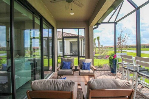 Bright and airy waterfront villa in the Esplanade - Golf Course Access - Sunny Retreat