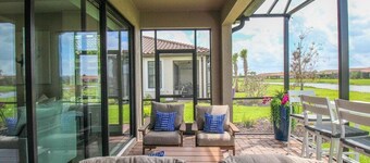 Bright and airy waterfront villa in the Esplanade - Golf Course Access - Sunny Retreat