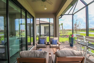 Bright and airy waterfront villa in the Esplanade - Golf Course Access - Sunny Retreat