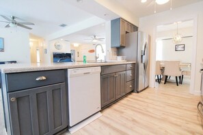 冷蔵庫、電子レンジ、オーブン、コンロ