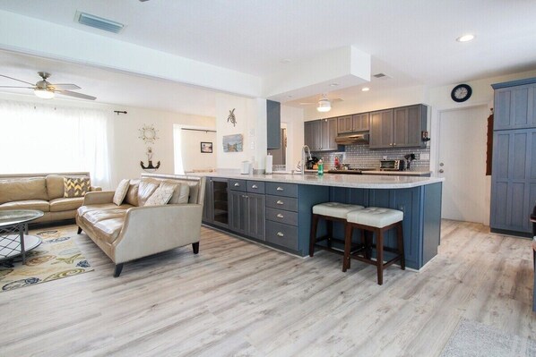 冷蔵庫、電子レンジ、オーブン、コンロ