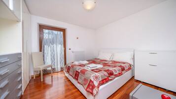 1 bedroom, iron/ironing board, internet, bed sheets