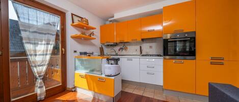 Microondas, horno, parrilla de estufa y lavavajillas