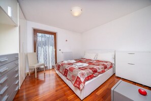 1 bedroom, iron/ironing board, internet, bed sheets