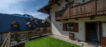 GuestHost - Comfortable two-storey apartment for 5 people, located in Tarvisio. The accommodation is equipped with every comfort, including a balcony and a garden.*Availability of a carport reserved for guests*Tarvisio is the strategic point if you want 