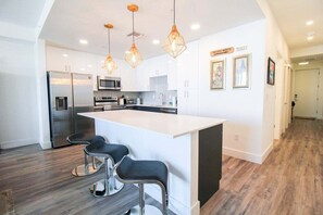 Fridge, microwave, oven, stovetop - 1 BR Condo Downtown Sarasota - Close To Beaches - Enjoy Sarasota (Sarasota)