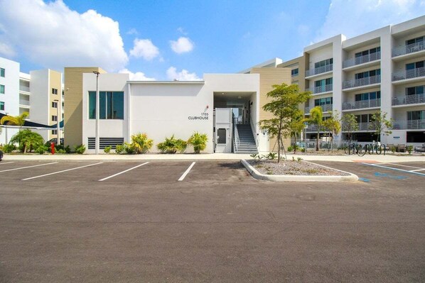 A modern building with a sign reading "1705 CLUBHOUSE". - 1 BR Condo Downtown Sarasota - Close to beaches - Enjoy Sarasota (Sarasota)