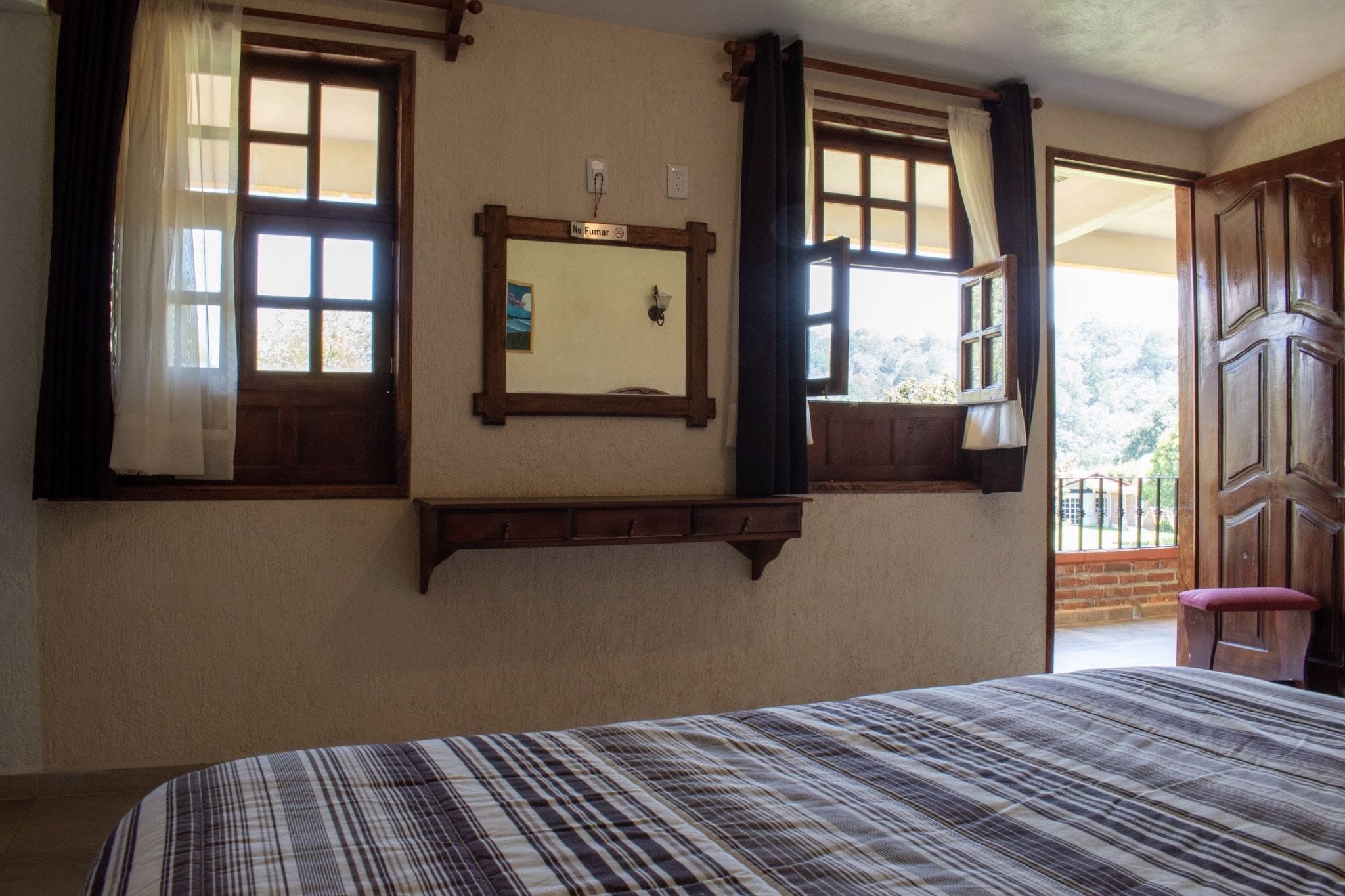 Habitación cuádruple | Tabla de planchar con plancha y ropa de cama 