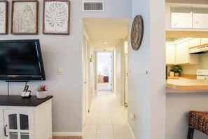 Interior - Tranquil condo minutes from Venice Beach - Beach Bungalow (Venice)