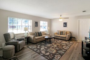 Smart TV, offices - Delightful 2 BR / 2 BA Home in West Bradenton - Sans Souci (Bradenton)