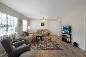 Smart TV, offices - Delightful 2 BR / 2 BA Home in West Bradenton - Sans Souci (Bradenton)