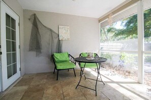 Outdoor dining - Charming 2 BR home minutes from Siesta Key beaches - Destination Paradise (Sarasota)