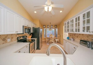 Fridge, microwave, oven, stovetop - Beautiful lakefront 2/2 condo in Heritage Oaks Golf and Country Club - Par Then Bar (Sarasota)