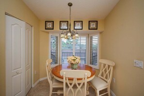 Dining - Beautiful lakefront 2/2 condo in Heritage Oaks Golf and Country Club - Par Then Bar (Sarasota)