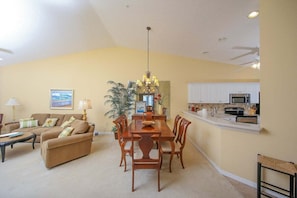 TV - Beautiful lakefront 2/2 condo in Heritage Oaks Golf and Country Club - Par Then Bar (Sarasota)