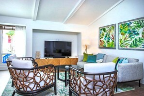 Smart TV - Spacious island retreat with pool | Minutes to the beach - Blue Heron in Sanibel (Sanibel)