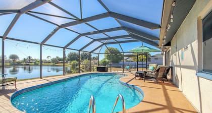 Spacious lakefront pool home in North Fort Myers - Horizon Oasis