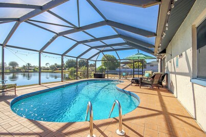 Spacious lakefront pool home in North Fort Myers - Horizon Oasis