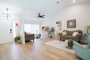 Smart TV - Superb 3 BR / 2 BA Private Pool Home In Port Charlotte - Rising Tide (Port Charlotte)