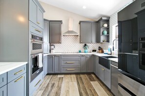 Frigorifero, microonde, forno, piano cottura