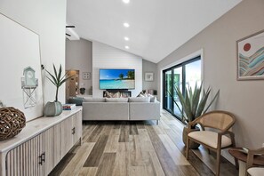 Smart TV, fireplace