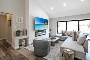 Smart TV, fireplace