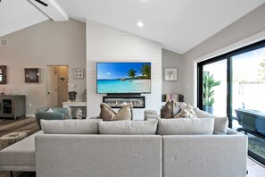 Smart TV, fireplace
