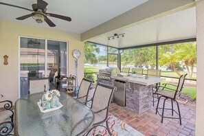 Outdoor dining - Gorgeous 3/3 private lakefront pool home - Irynas Dream (Bradenton)