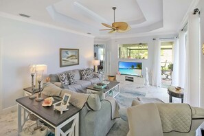 Smart TV - Gorgeous 3/3 private lakefront pool home - Irynas Dream (Bradenton)