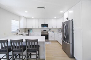 Frigorifero, microonde, forno, piano cottura