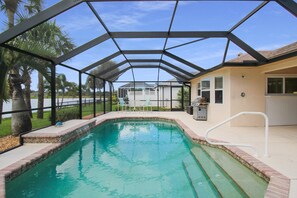 A heated pool - Bright & airy - Canal front retreat with pool - Royal Oasis (Rotonda West)