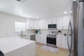 Køleskab, mikrobølgeovn, ovn, kogeplade