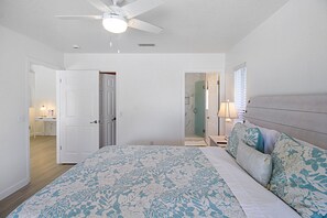 3 bedrooms, desk, iron/ironing board, free WiFi - Bright & airy - Canal front retreat with pool - Royal Oasis (Rotonda West)