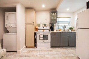 Fridge, microwave, oven, stovetop - Delightful 3BR Downtown Sarasota - The White Pearl (Sarasota)