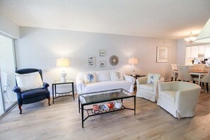 Smart TV - Charming 2 BR/ 2BA condo in The Meadows community - Off the Beachin' Path (Sarasota)