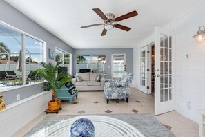 Smart TV - Immaculate 4/2 pool home in Village Green near Anna Maria Island - Southern Exposure (Bradenton)