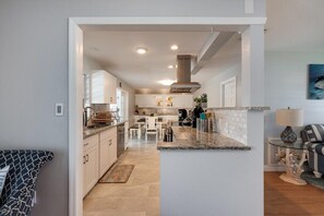 Smart TV - Immaculate 4/2 pool home in Village Green near Anna Maria Island - Southern Exposure (Bradenton)