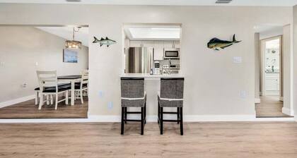 Relaxing canal front 2 BR pool home in North Port - Pineapple Way
