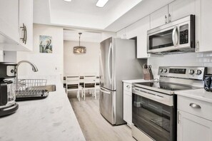 冷蔵庫、電子レンジ、オーブン、コンロ